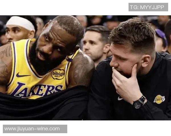 詹姆斯与足球明星亲密互动视频曝光引发球迷热议与关注